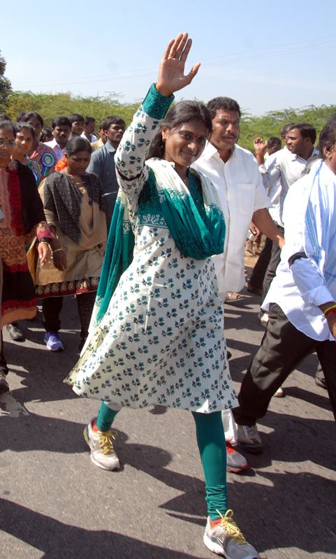 Y.S. Sharmila Reddy on 101th day of Maro Praja Prasthanam padyatra
