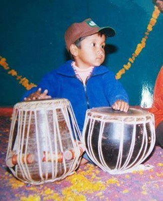 Childhood picture of Pawandeep Rajan playing tabla