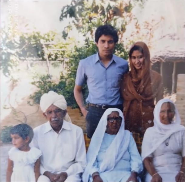 Jay Chaudhry with his parents (they are sitting on the left and right corners)