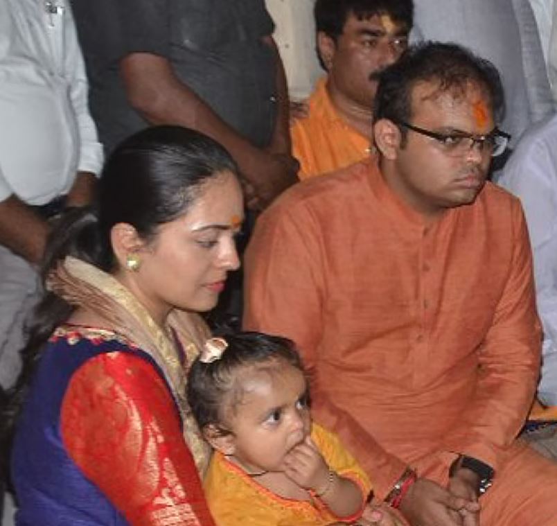 Jay Shah with his wife and elder daughter Rudri