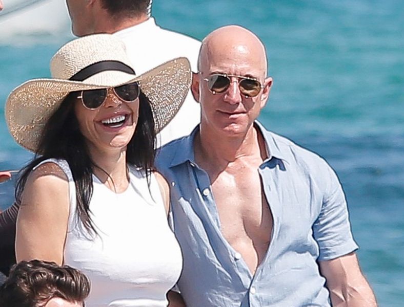 Jeff Bezos with her girlfriend Lauren, Sánchez.