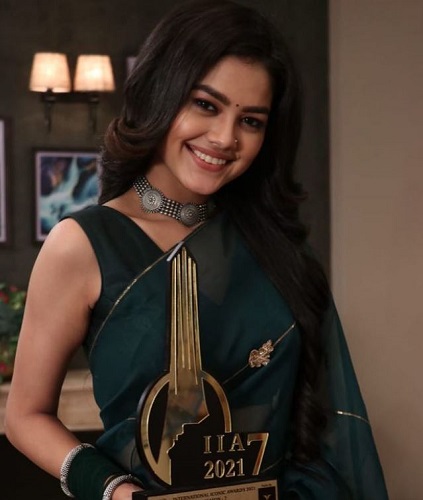 Priyal Mahajan holding her award