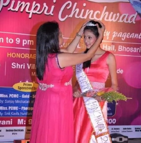 Shivangi Khedkar being crowned as Miss Pimpri Chinchwad 2012