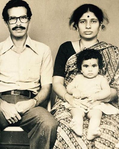 Shubha Poonja's childhood picture with her parents