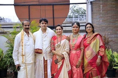 Vaishnavi Gowda with her father, brother, sister-in-law, and mother