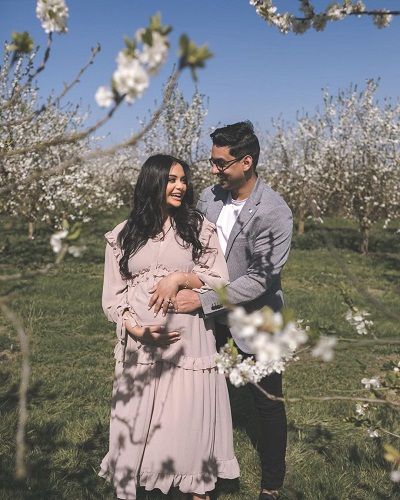 Afshan Azad with her husband in her maternity shoot