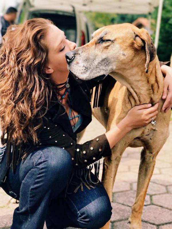 Carolina Miranda kissing a dog