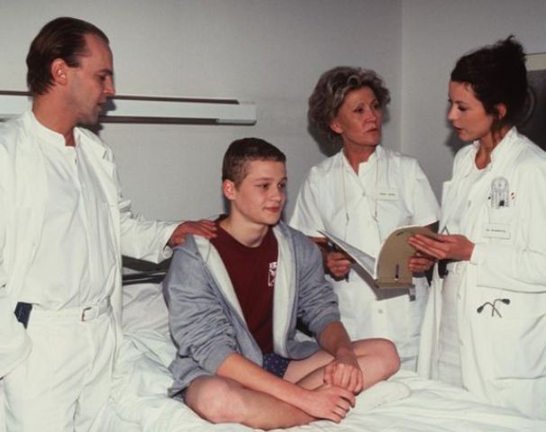 Matthias Schweighöfer in Ärzte (1994) in the episode Dr. Vogt - Freundschaften