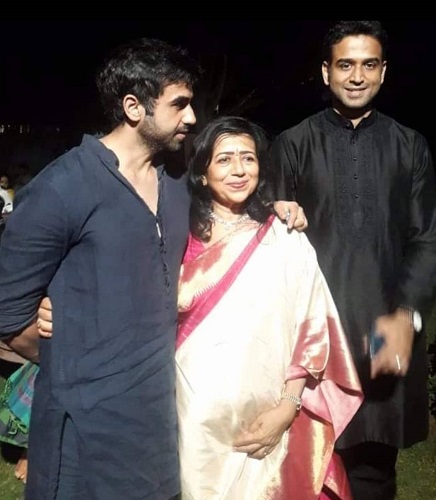 Nikhil Kamath with his mother and brother