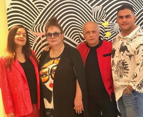 Pooja Bhatt with her parents and brother