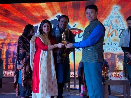 Pramila Dixit receiving an award