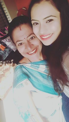 Shanaya Katwe and her mother