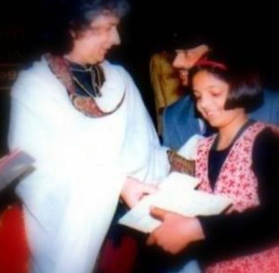 Sugandha Mishra receiving her prize