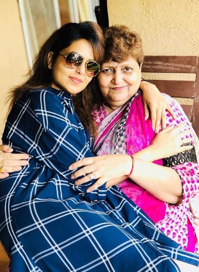 Sugandha Mishra with her mother