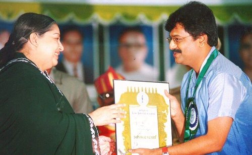 Vivek receiving Kalaimamani award