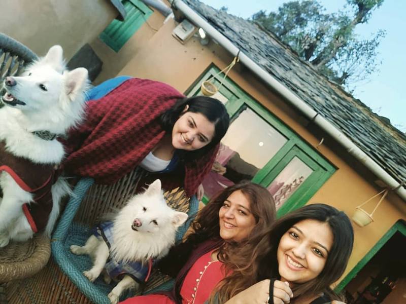Kanu Priya with her daughters and pet dogs