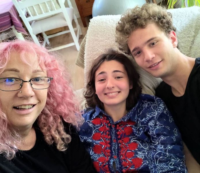 Matilda De Angelis with her mother and brother