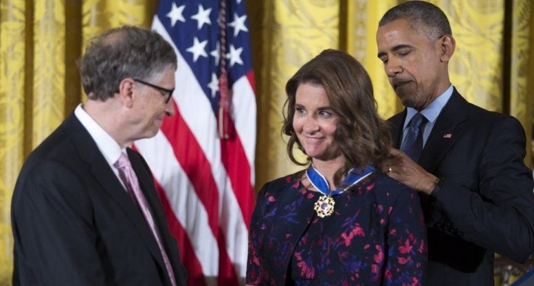 Melinda Gates and Bill Gates being awarded the Presidential Medal of Freedom in 2016 by Barack Obama for their charity work