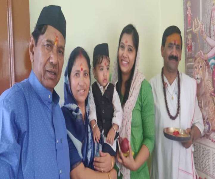 Narendra Singh Negi with wife, Usha Negi, granddaughter Chubki, and daughter-in-law Anjali
