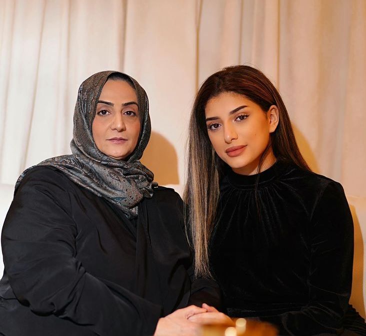 Noor Stars's sister with her mother