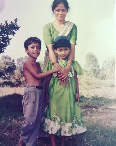 Rahul Vohra's childhood picture with his mother and sister