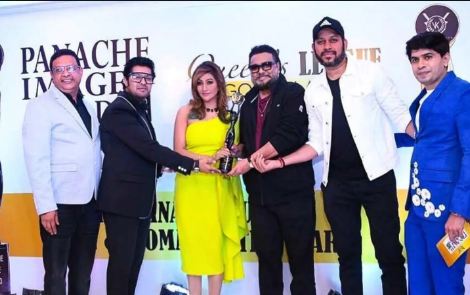 Roshni Kapoor receiving Top Brand Endorser Award