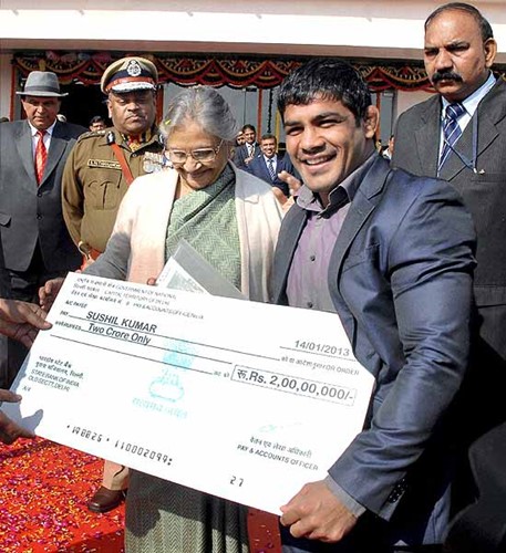 Sushil Kumar receiving a cheque of Rs. 2 crores from former CM of Delhi Sheila Dixit