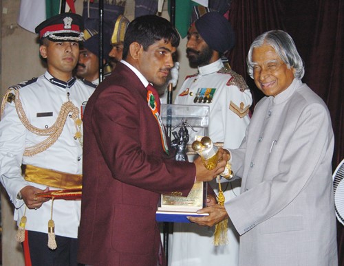Sushil Kumar receiving the Arjuna Award from Dr. A.P.J. Abdul Kalam