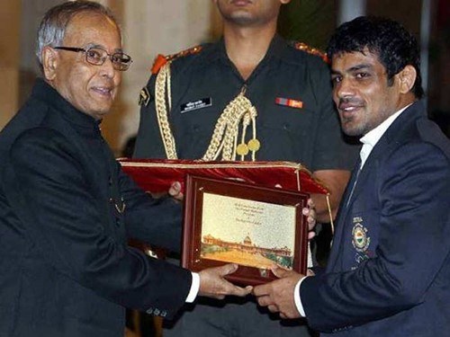 Sushil Kumar receiving the Padma Shri award from former President of India Pranab Mukherjee