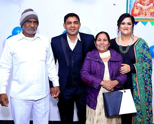 Sushil Kumar with his parents and his wife