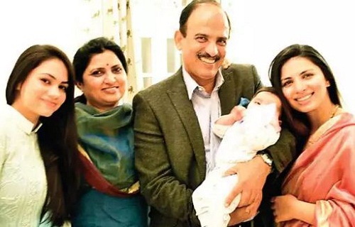Apurvi Chandela with her parents and sister