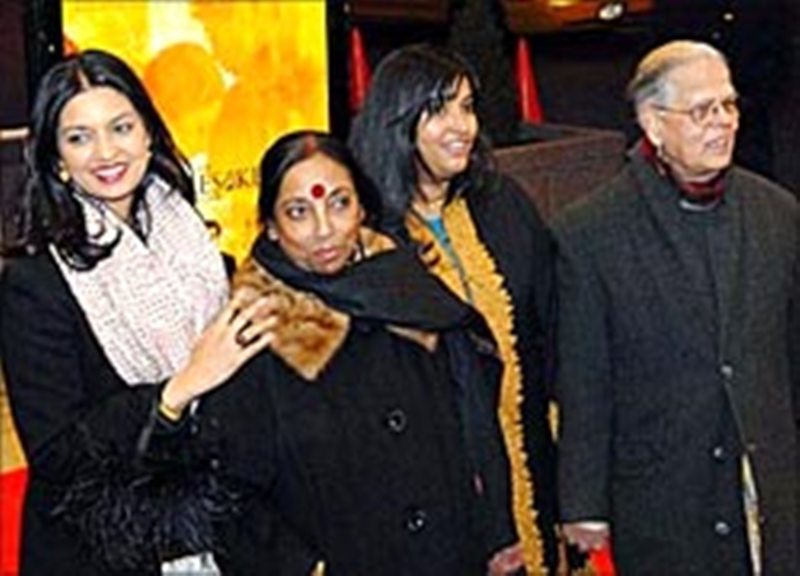 Jhumpa (extreme left) with her parents