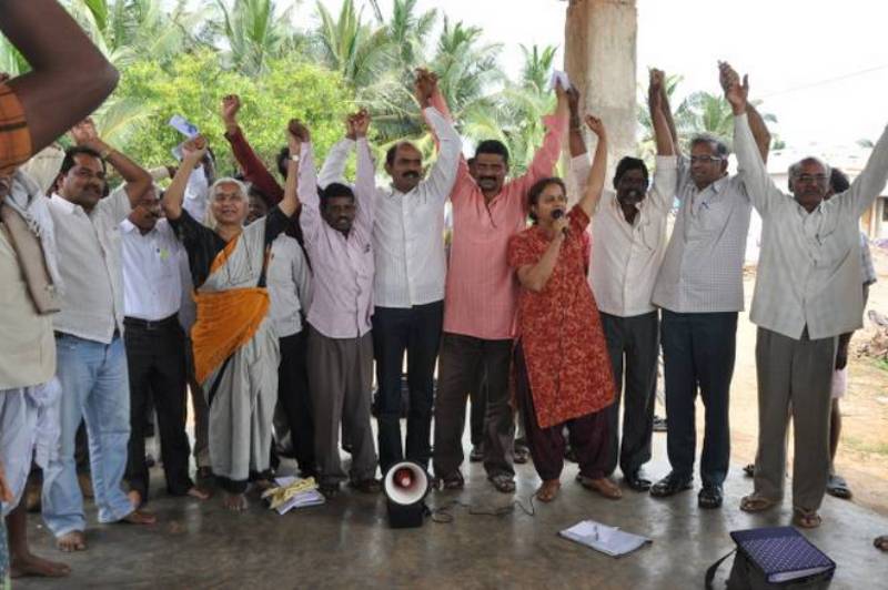 Medha Patkar, along with CPIM and TDP leaders, raised slogans against the nuclear power project at Kovvada in the Srikakulam district, Andhra Pradesh