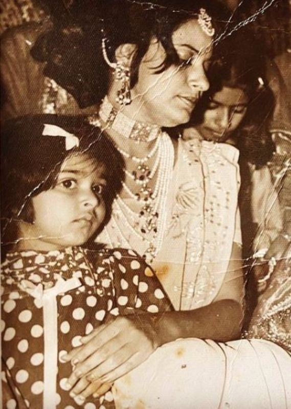 Nimra Bucha's childhood picture with her mother