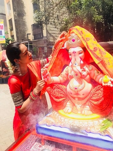 Pallavi Subhash with Lord Ganesha's idol