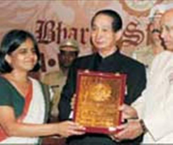 Sunita Narain while receiving the Bharat Shiromani award for the year 2006 by Shiromani Institute