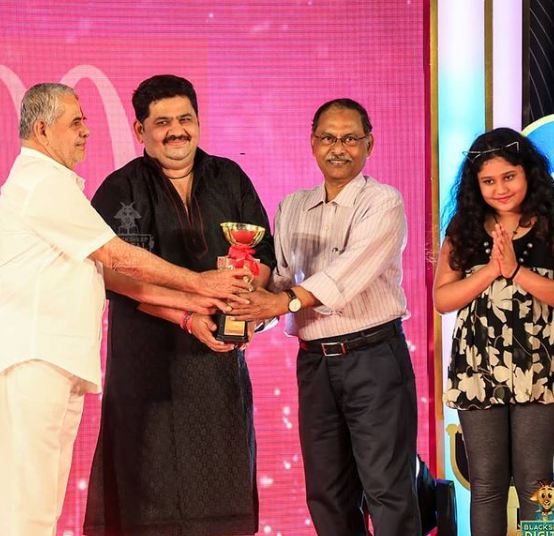 Venkatesh Bhat receiving Blacksheep Digital Award