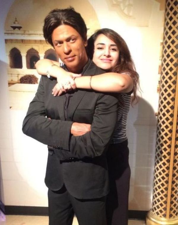 Yumna Zaidi posing with Shah Rukh Khan's wax statue at the Madame Tussauds Museum