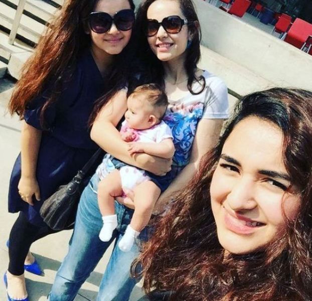 Yumna Zaidi with her sisters