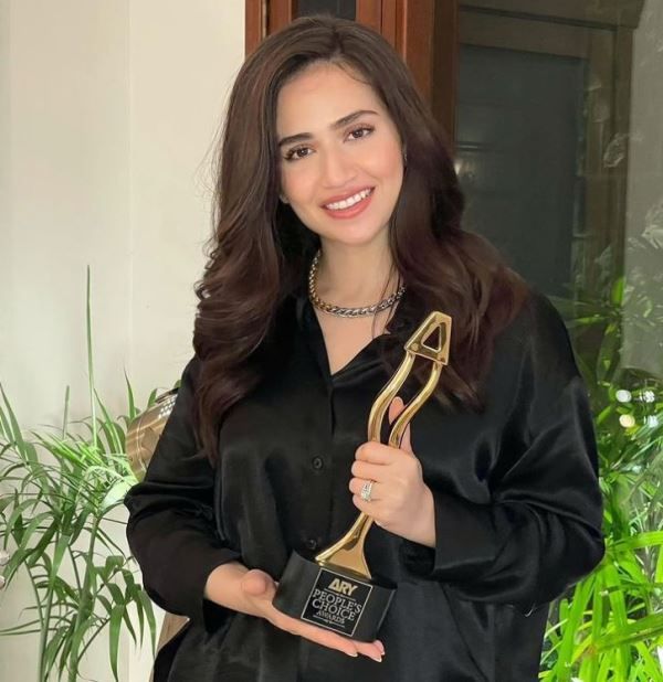 Sana Javed holding her award