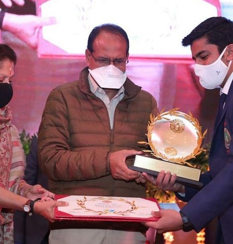 Aishwary Pratap Singh Tomar receiving the Eklavya Award