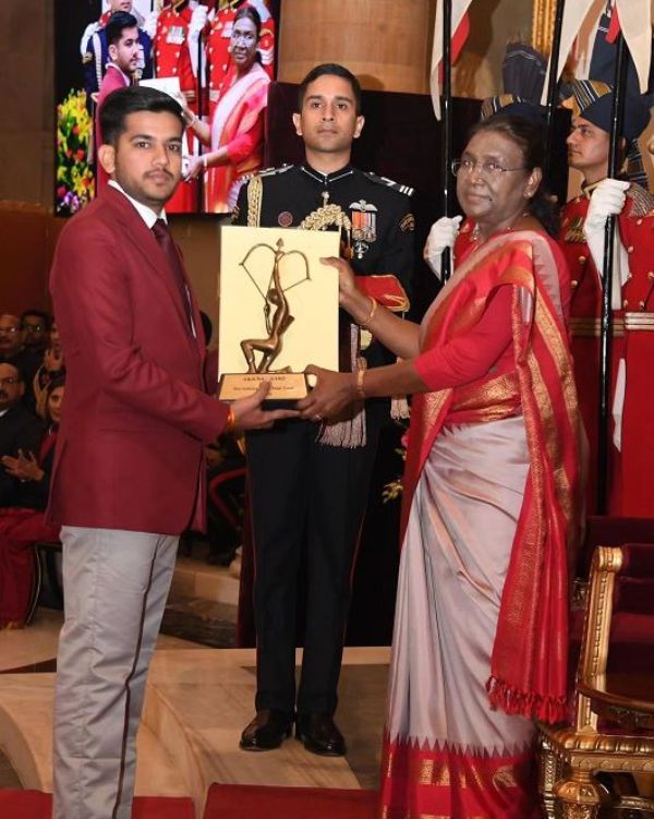 Aishwary Pratap Singh Tomar while receiving the Arjuna Award from Droupadi Murmu at Rashtrapati Bhavan, New Delhi