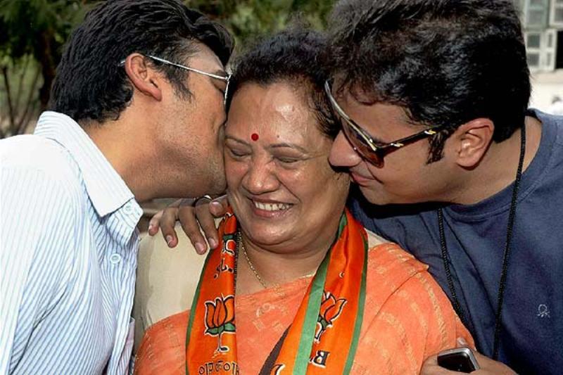 Darshana Jardosh being greeted by her sons after her win in the Lok Sabha election, in Surat