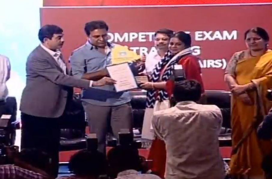Deepika Reddy Magham receiving her award