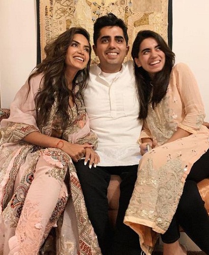 Diipa Khosla and her siblings