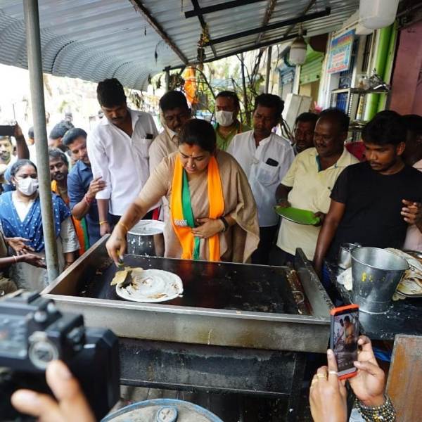 Khushbu while preparing dosa while campaigning for her party