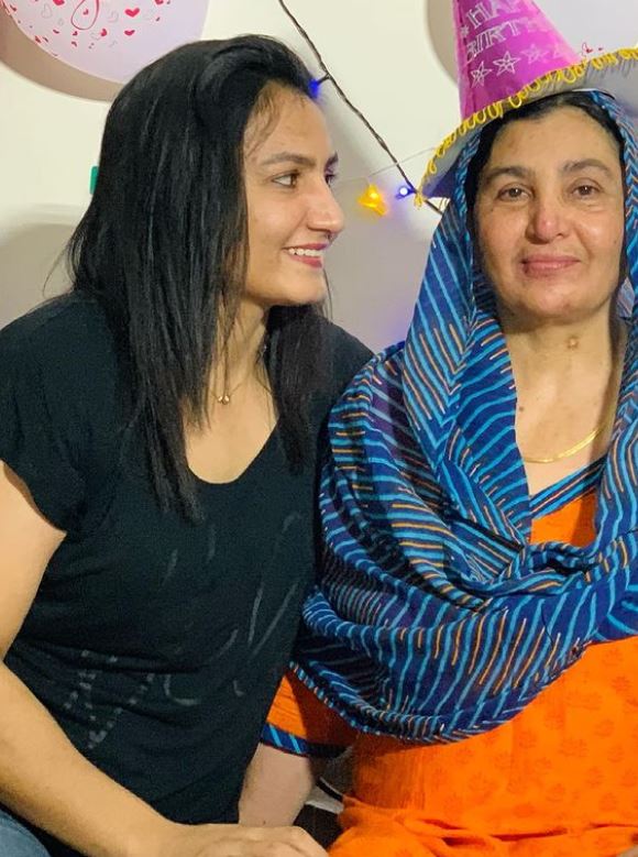 Pooja Rani with her mother