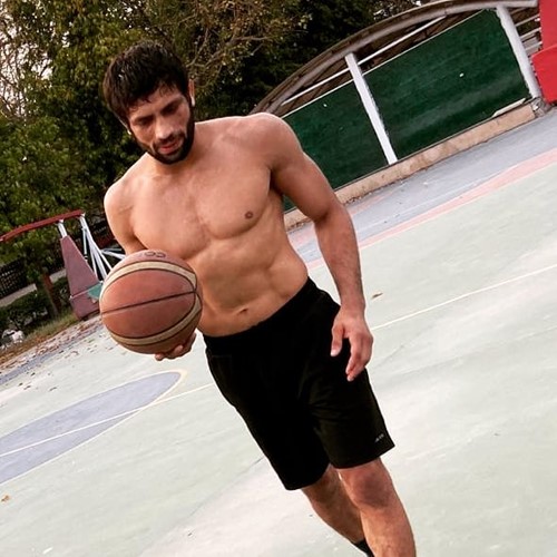 Ravi Kumar Dahiya playing basketball