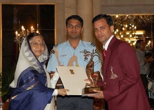 Sanjeev Rajput receiving the Arjuna Award