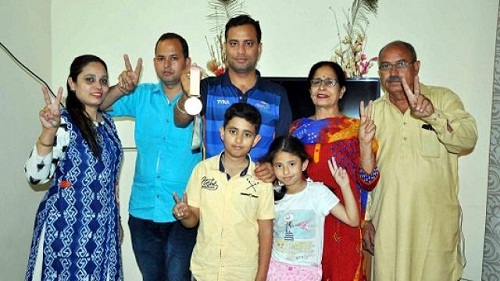 Sanjeev Rajput with his parents (on the extreme right), his brother, sister-in-law, and his brother's children
